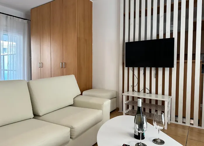 Nr1 White Appartment W Luxury Ba Between Train St. And Dt