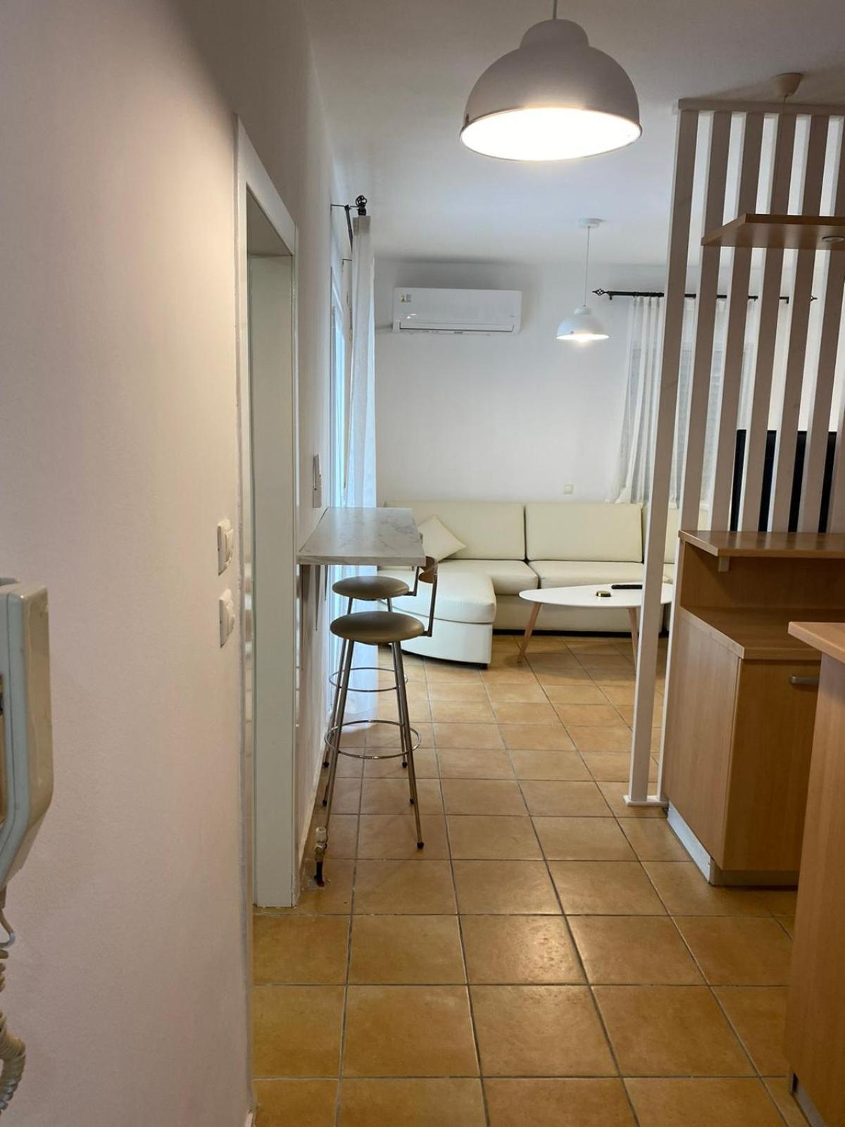 Nr1 White W Luxury Ba Between Train St. And Dt *