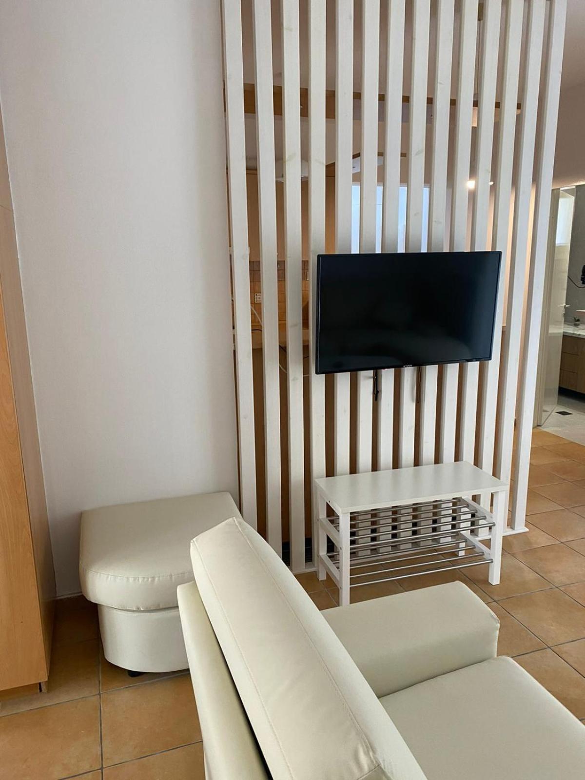 Apartment Nr1 White W Luxury Ba Between Train St. And Dt Larissa
