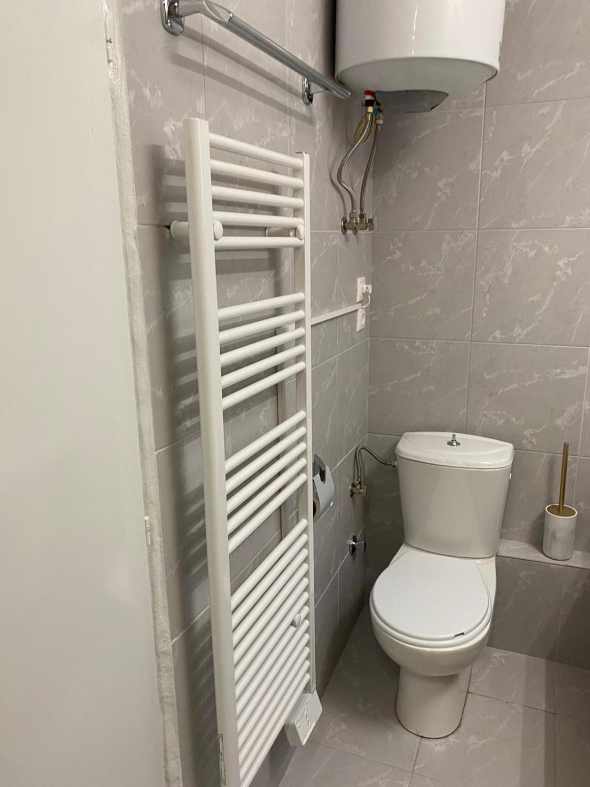 Nr1 White W Luxury Ba Between Train St. And Dt Apartment Larissa