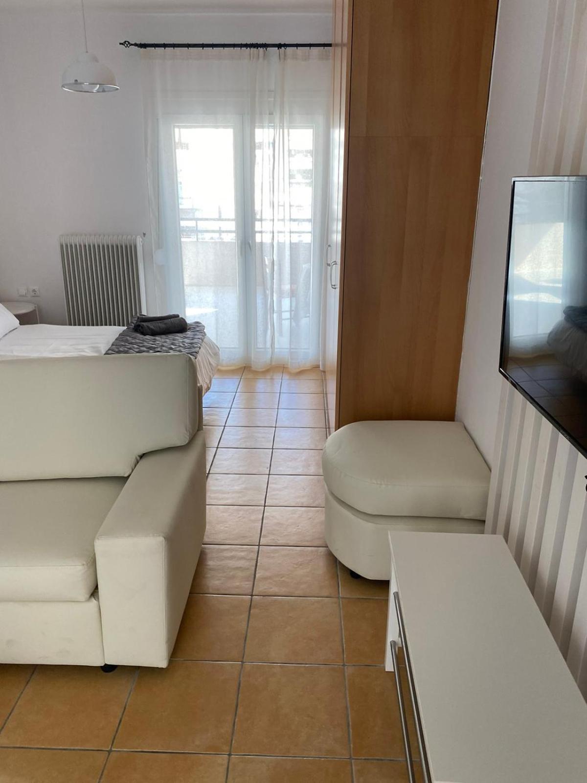 Nr1 White W Luxury Ba Between Train St. And Dt * Larissa