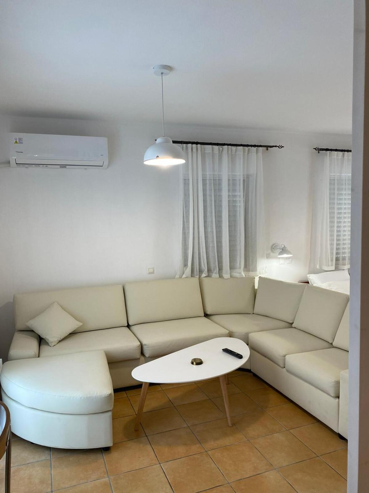 Nr1 White W Luxury Ba Between Train St. And Dt * Larissa