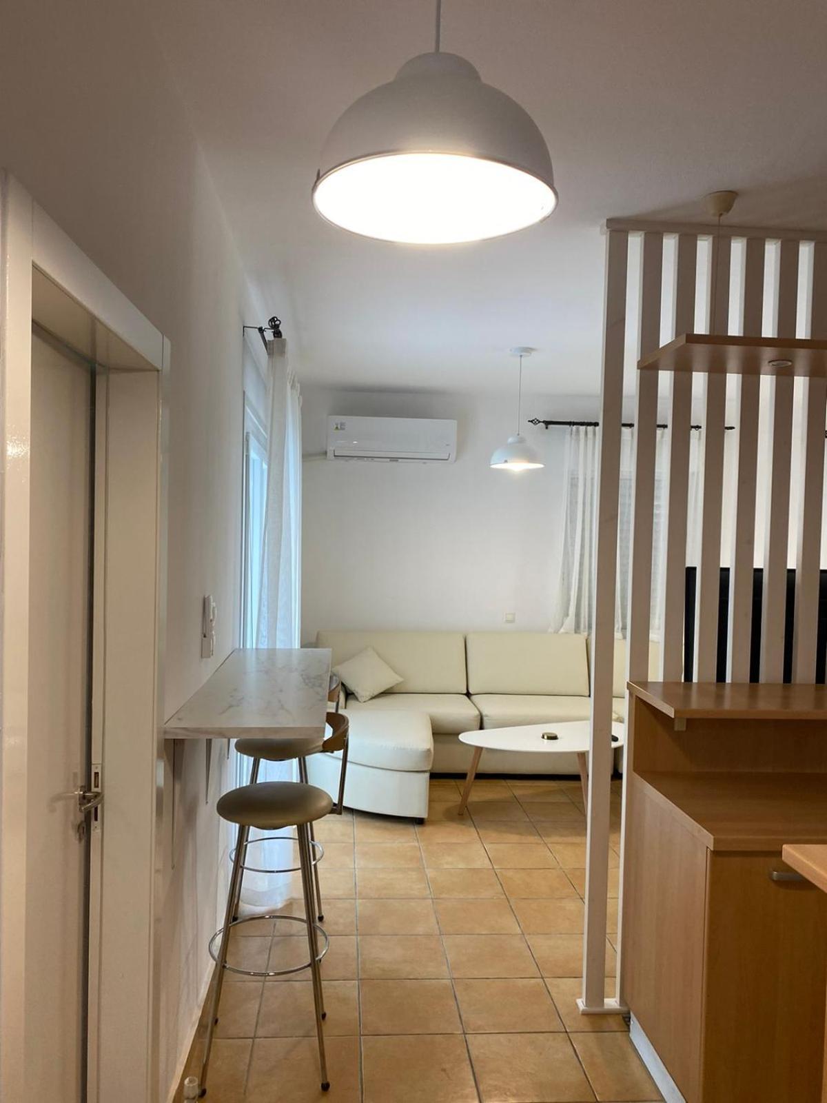 Nr1 White W Luxury Ba Between Train St. And Dt Apartment Larissa