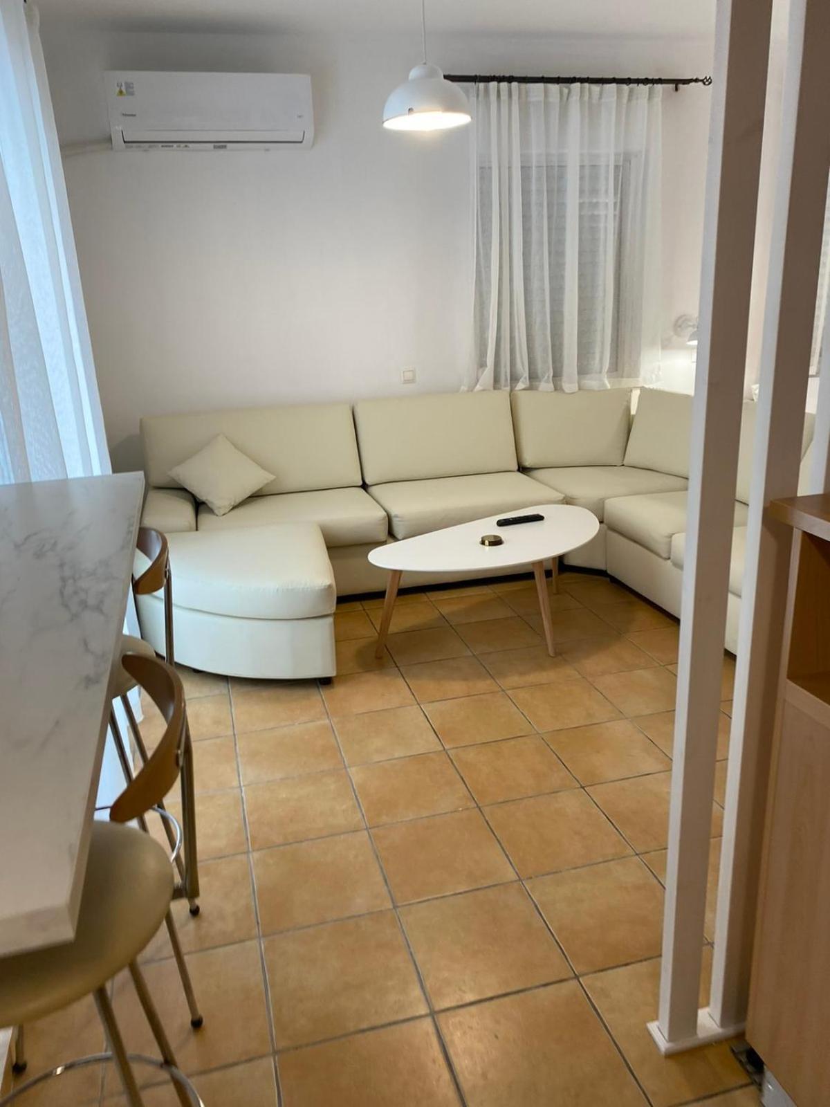 Nr1 White W Luxury Ba Between Train St. And Dt Larissa