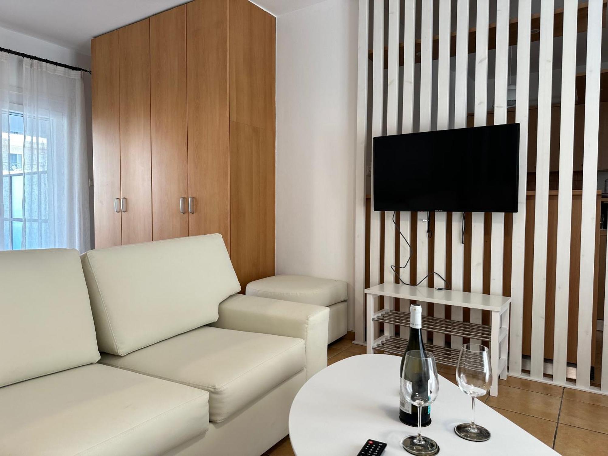 Nr1 White W Luxury Ba Between Train St. And Dt Larissa